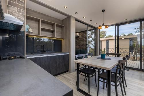 Η κουζίνα ή μικρή κουζίνα στο Living Point Mobile Homes