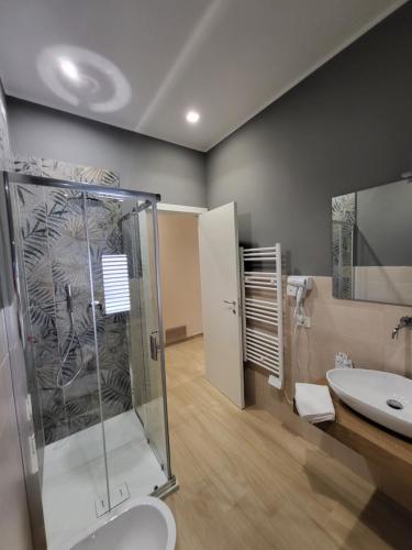 een badkamer met een douche, een toilet en een wastafel bij B&B La Cité Luxury Rooms in Reggio di Calabria