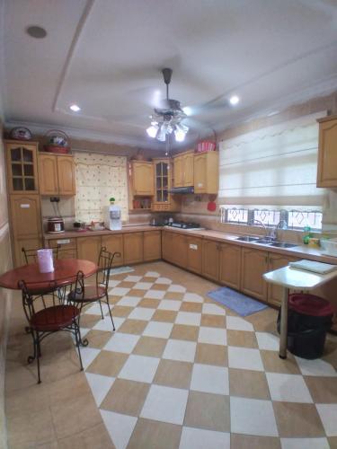 Η κουζίνα ή μικρή κουζίνα στο Homestay Banglo Alor Setar