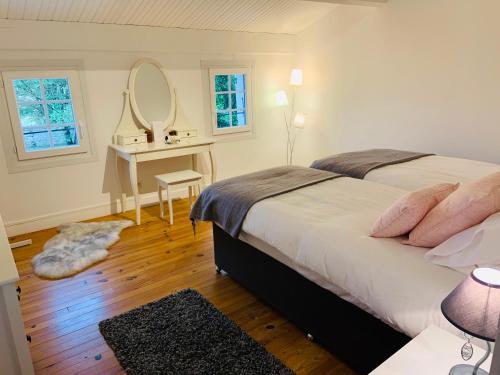 Ένα ή περισσότερα κρεβάτια σε δωμάτιο στο Les Abelins Farmhouse private pool, covered barn