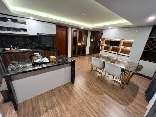 Кухня или мини-кухня в Nam Hy 1 Hotel
