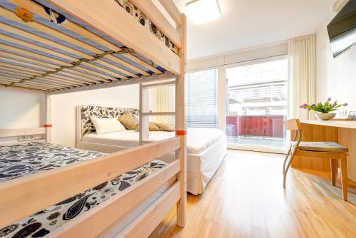 1 dormitorio con 2 literas y escritorio en Charmante Ferienwohnung Residence Colrosa in Brand, en Brand