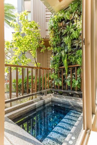 W1Bangkoknoi Hotelの敷地内または近くにあるプール