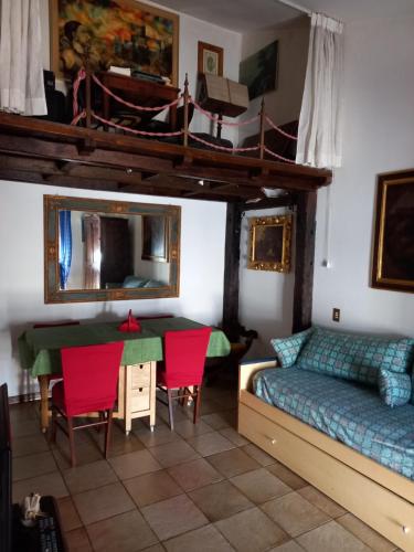 uma sala de estar com uma cama, uma mesa e cadeiras em Villa San Valentino em Terni