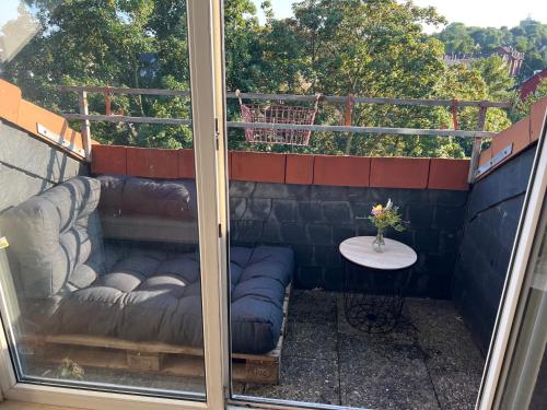 z widokiem na balkon ze stołem i oknem w obiekcie Gemütliches Apartment in Essen w Essen