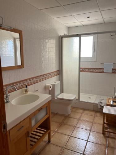 y baño con lavabo y aseo. en Apartaments Marinera, en L'Eucaliptus