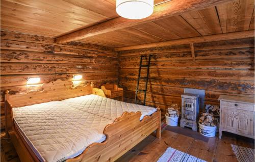 a bedroom with a bed in a log cabin at 2 Bedroom Amazing Home In Moranunäs in Fudal