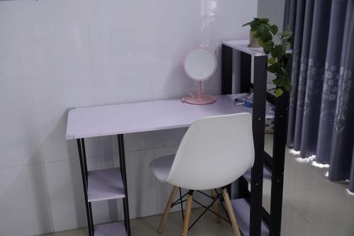 a white desk with two chairs and a mirror at Nina homestay P1,P4 in Ap My Quo