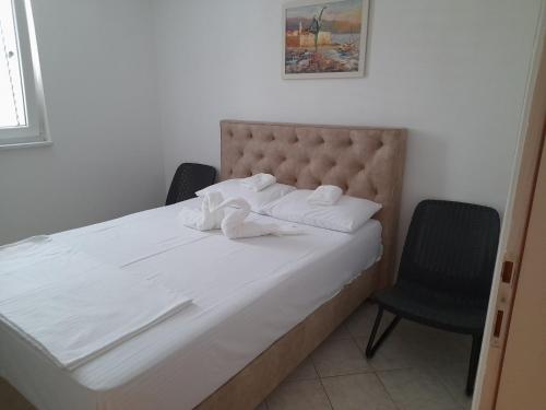 een slaapkamer met een bed met twee handdoeken erop bij Tomopet Apartment in Petrovac na Moru