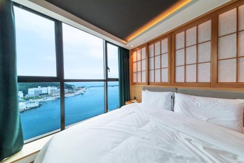 Postel nebo postele na pokoji v ubytování The Club Hotel Gijang Yeonhwari