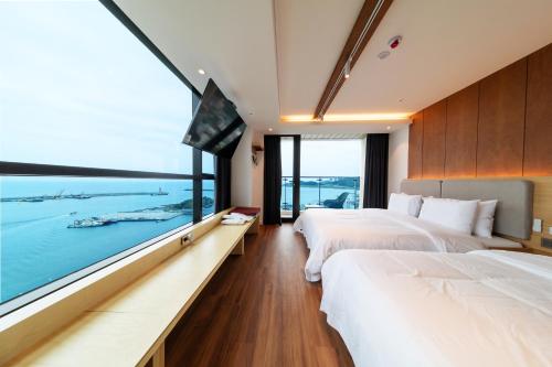 Postel nebo postele na pokoji v ubytování The Club Hotel Gijang Yeonhwari