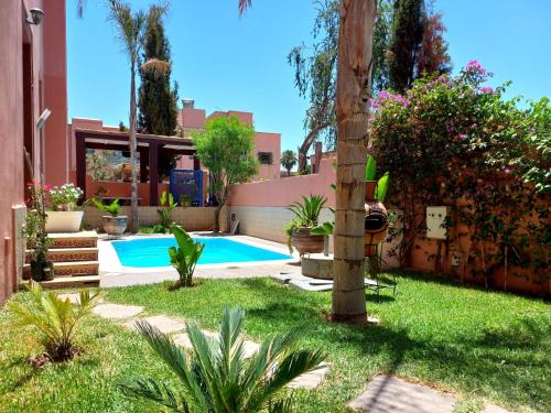 una piscina en un patio con plantas en CYCAS VILLA TARGA GARDEN -Only Family, en Marrakech