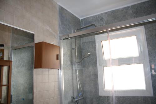 bagno con doccia e finestra di Apartamento frente al mar a Radazul