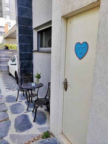 a door with a heart sign on it next to a table at נקודות ריפוי in Tirat Karmel