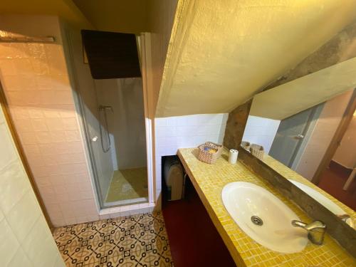 uma casa de banho com um lavatório e um chuveiro em GALLEGOS16 em Cáceres