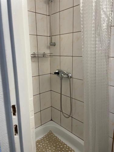 a bathroom with a shower with a shower curtain at Pokoje Gościnne Juliusz in Mielno