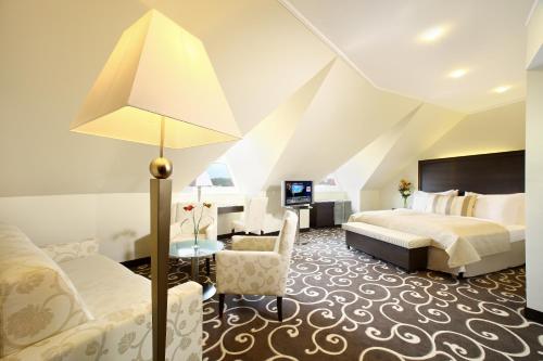 Säng eller sängar i ett rum på Grand Hotel Bohemia
