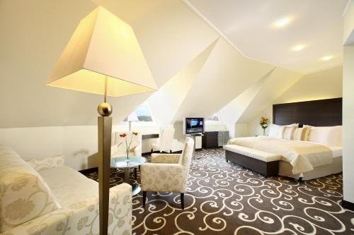 Postel nebo postele na pokoji v ubytování Grand Hotel Bohemia