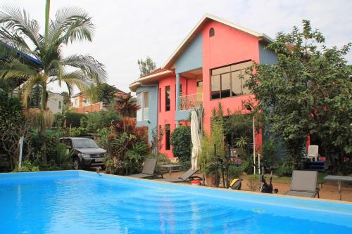 una casa con piscina frente a una casa en Umusambi B&B en Kigali