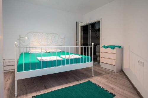 een slaapkamer met een wit bed en een spiegel bij Апартамент Тюркоаз in Varna