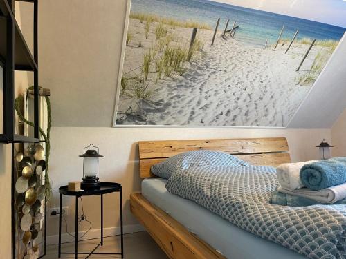 1 dormitorio con 1 cama y una foto de playa en Ferienwohnung Ankerplatz, en Emden