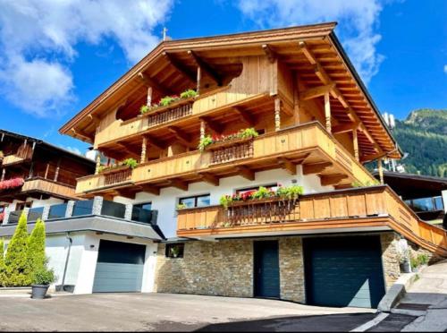 una casa con balcone fiorito di Haus Raimund " KLEIN aber FEIN " ad Alpbach