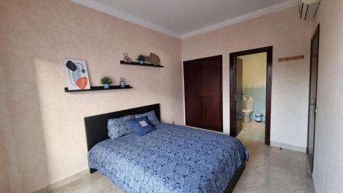 Ένα ή περισσότερα κρεβάτια σε δωμάτιο στο My Cosy Place Rabat - Skhirat 2min de la plage avec Piscine
