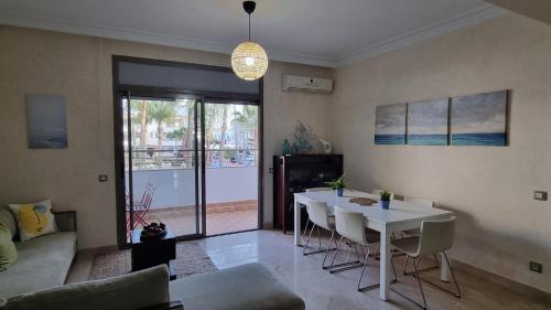 Μια τηλεόραση ή/και κέντρο ψυχαγωγίας στο My Cosy Place Rabat - Skhirat 2min de la plage avec Piscine