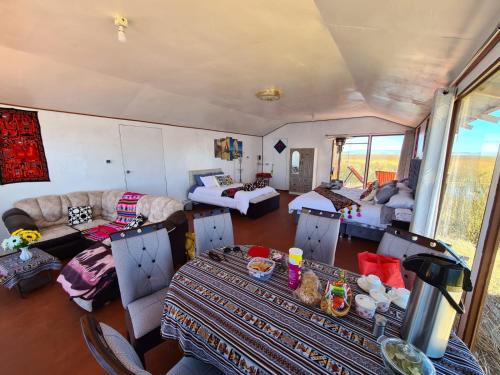 ein Wohnzimmer mit einem Tisch und einem Sofa in der Unterkunft TITICACA JALTAWI LODGE in Puno