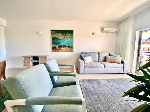 ヴィラモウラにあるVilamoura Avelãs Ocean View Apartmentのリビングルーム(ソファ2台、ソファ1台付)