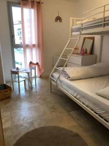 um quarto com 2 beliches e uma mesa em Appartement T3 dans maison neuve 7 couchages em La Seyne-sur-Mer