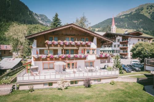 an apartment building with flowers on the balcony at Landhaus Marion in Holzgau