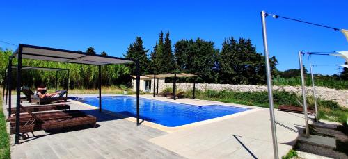 สระว่ายน้ำที่อยู่ใกล้ ๆ หรือใน Superbe chambre avec terrasse, parking privé, jardin, calme, climatisation, 10 mn pont du Gard #7