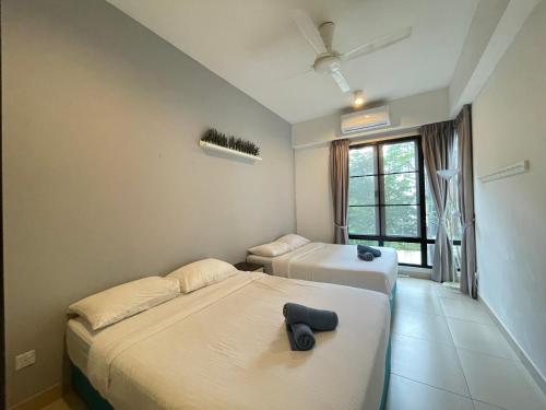 um quarto com 2 camas e uma janela em Park View at Midhills Genting Highlands Free WiFi em Bentong