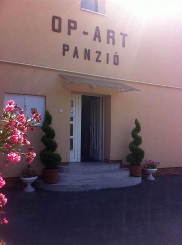 a building with the entrance to ap art pamp at OP-ART Étterem és Panzió in Monor