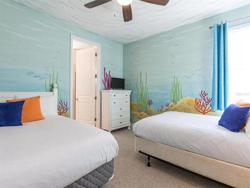 - une chambre avec 2 lits et une fresque murale représentant l'aquarium dans l'établissement Luxurious 6 bedroom Villa with private pool & Spa, à Orlando