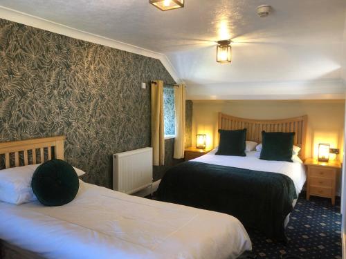 um quarto de hotel com duas camas num quarto em Bryn Noddfa em Morfa Nefyn