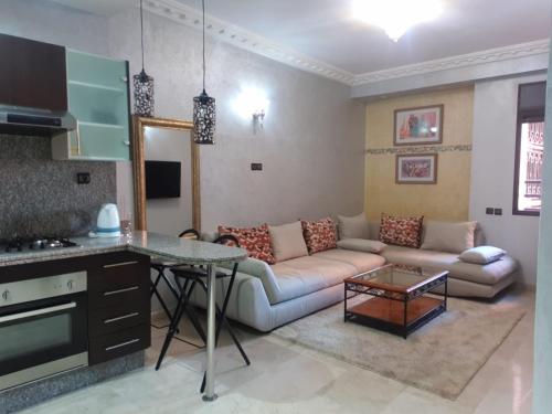 una sala de estar con un sofá y una mesa en Central Aparts Av Prince Moulay Abdellah, en Marrakech