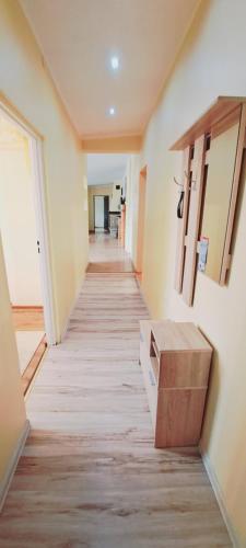 um corredor de um quarto vazio com piso de madeira em Apartament Alcatraz z kominkiem Kamienna Góra em Kamienna Góra