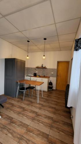 ein Wohnzimmer mit einem Tisch und einer Küche in der Unterkunft Depto roca in General Roca