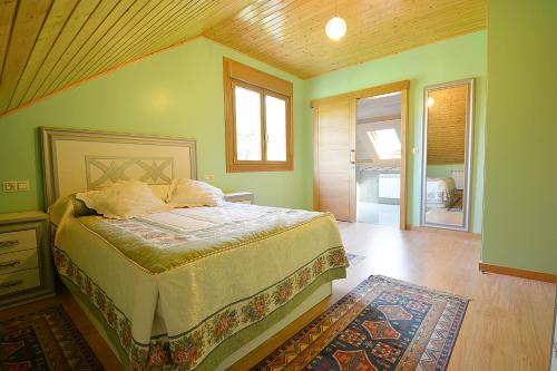 Posteľ alebo postele v izbe v ubytovaní Casa con jardín próxima a Vilagarcía de Arousa