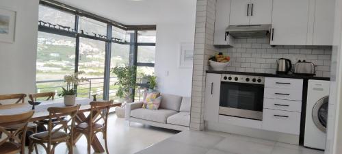 Holiday Apartment and Work Remotely, 2min from the Beach, Hout Bay