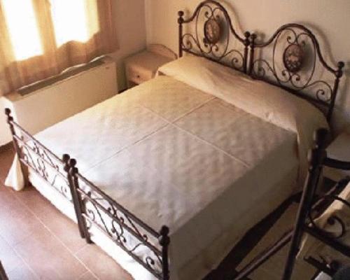 1 cama con marco de metal en un dormitorio en Hotel Il Dito e la Luna en Ripa Teatina