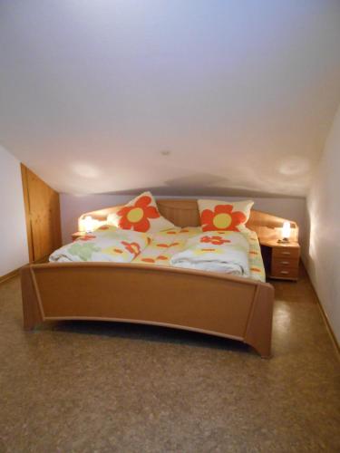 a bedroom with a bed with flowers on it at Wohnung Feuerberg mit Südbalkon in Ediger-Eller