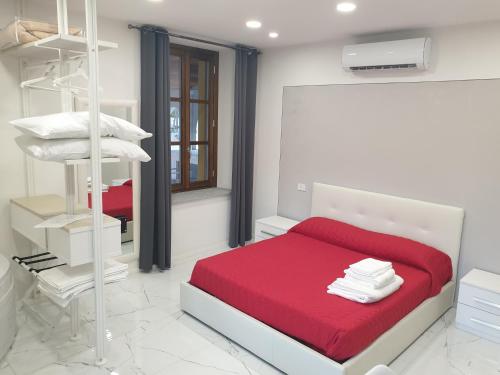 ein Schlafzimmer mit einem roten Bett mit einer roten Decke in der Unterkunft Cafe del peso in Cavour
