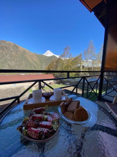 einen Tisch mit Speisen und Getränken in einem Pool mit Wasser in der Unterkunft Hotel Elegant in Kazbegi