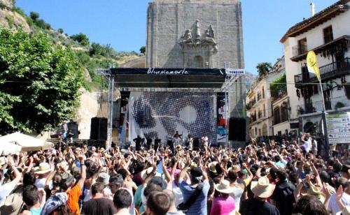 a crowd of people standing in front of a stage at Vivienda Turística Bufer Cazorla in Cazorla
