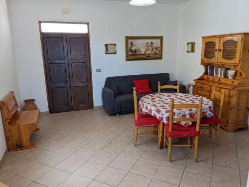 ein Wohnzimmer mit einem Tisch und einem Sofa in der Unterkunft B&B La casetta in Poggio Bustone
