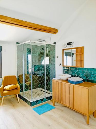 La salle de bains est pourvue d'une douche en verre, d'une table et d'une chaise. dans l'établissement Villa Kundalini - Guest House, à Vincelles