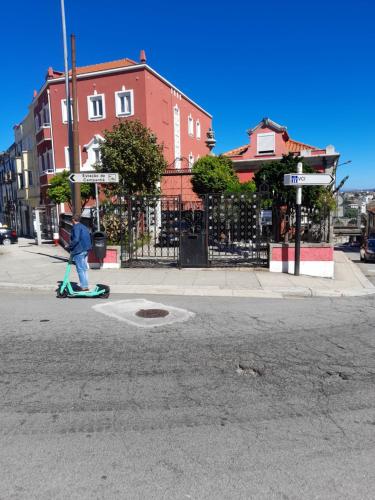 une personne traversant la rue à pied dans l'établissement AL Pitões, à Porto